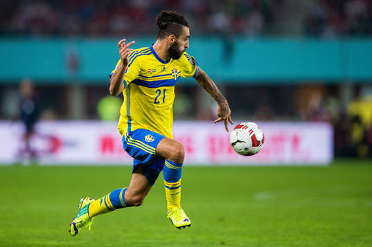 Sveriges Jimmy Durmaz tar ner bollen