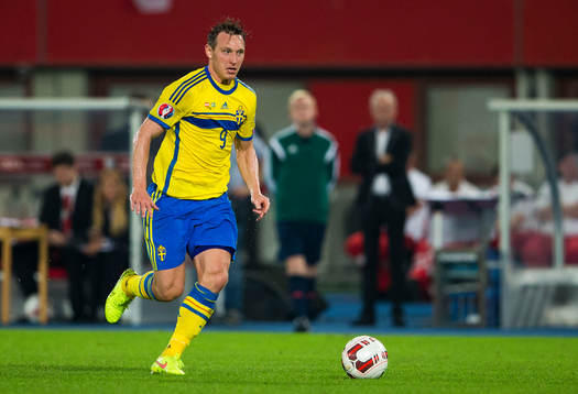 Sveriges Kim Källström med bollen