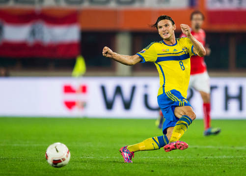 Sveriges Albin Ekdal med en passning