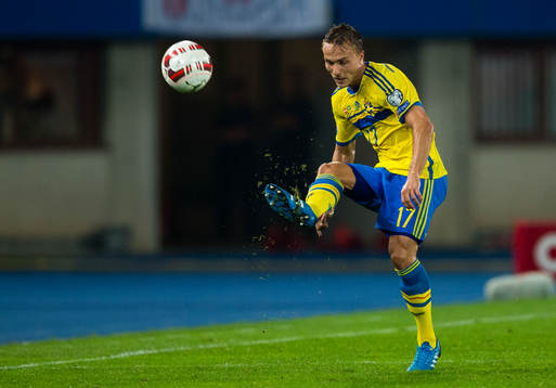 Sveriges Pierre Bengtsson med bollen