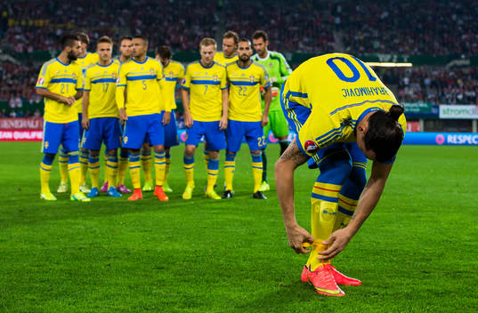 De svenska spelarna väntar på att på Zlatan Ibrahimovic