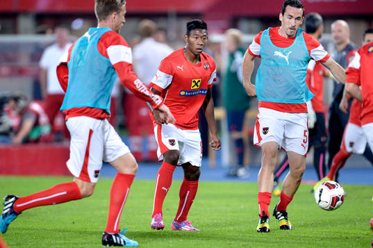 Österrikes David Alaba värmer upp