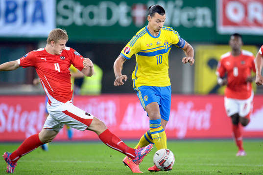Sveriges Zlatan Ibrahimovic jagas av Österrikes Martin