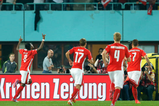 Österrikes David Alaba (tv) jublar
