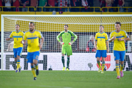 Sveriges spelare deppar med målvakt Andreas Isaksson i