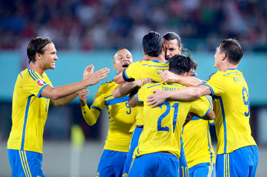 Sveriges Erkan Zengin firar 1-1 med lagkamraterna