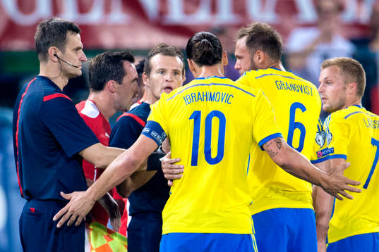 Sveriges Zlatan Ibrahimovic i diskussion med domare Pavel