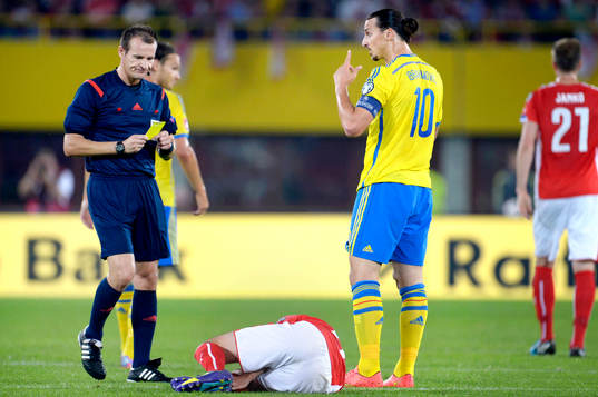 Sveriges Zlatan Ibrahimovic får gult kort av domare Pavel