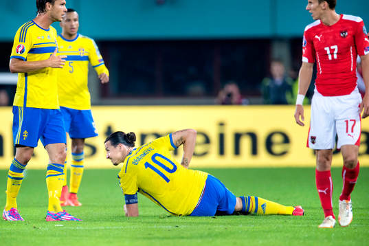 Sveriges Zlatan Ibrahimovic tar sig för midjan
