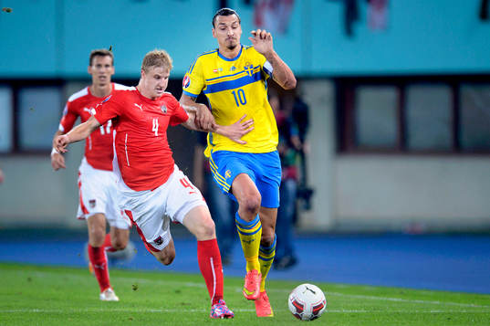 Sveriges Zlatan Ibrahimovic i kamp om bollen med