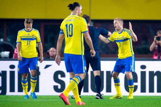 Sveriges Sebastian Larsson (th) gestikulerar mot domare