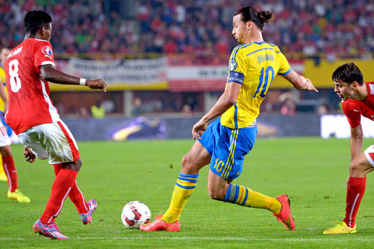Sveriges Zlatan Ibrahimovic tar sig förbi Österrikes
