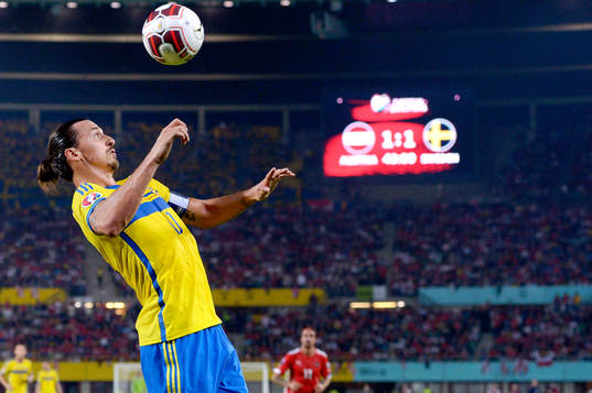 Sveriges Zlatan Ibrahimovic tar emot bollen framför