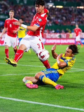 Österrikes Aleksandar Dragovic stoppar Sveriges Albin Ekdal