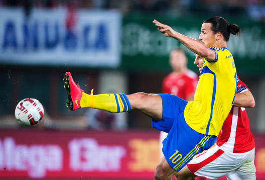 Sveriges Zlatan Ibrahimovic tar ner bollen framför