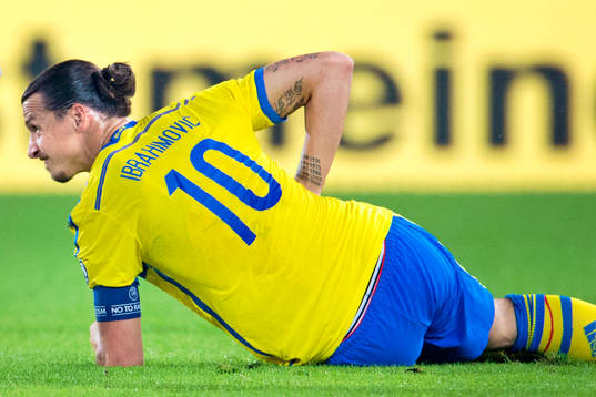 Sveriges Zlatan Ibrahimovic tar sig för midjan