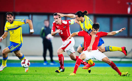Sveriges Johan Elmander och Zlatan Ibrahimovic utmanar