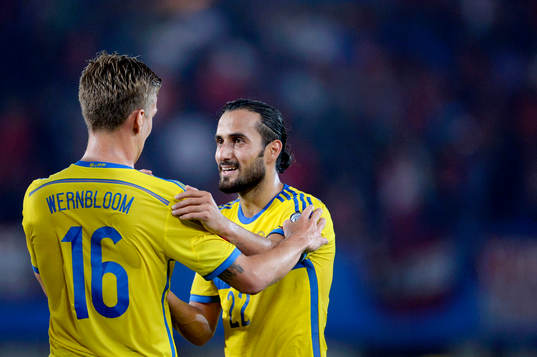Sveriges Pontus Wernbloom och Erkan Zengin kramar om