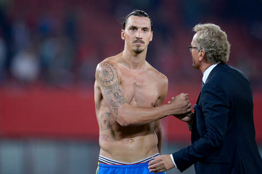 Sveriges Zlatan Ibrahimovic tackar förbundskapten Erik