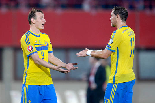 Sveriges Kim Källström och Johan Elmander gratulerar