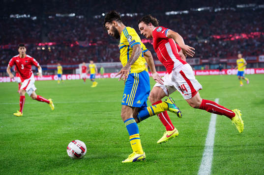 Sveriges Jimmy Durmaz och Österrikes Julian Baumgartlinger
