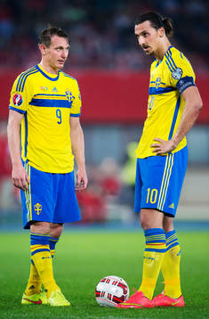 Sveriges Kim Källström och Zlatan Ibrahimovic står båda