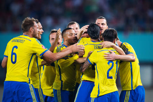 Sveriges Erkan Zengin kramas om av lagkamrater