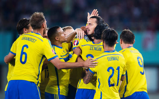 Sveriges Erkan Zengin kramas om av lagkamrater