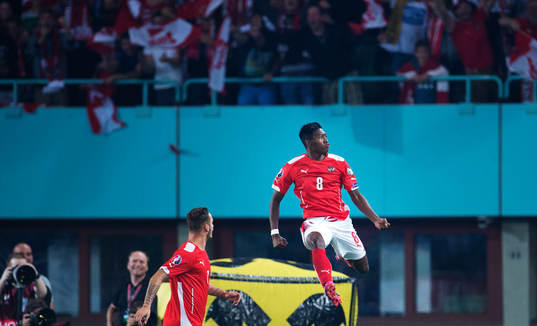 Österrikes David Alaba (t h) jublar
