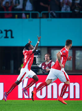 Österrikes David Alaba (t v) jublar