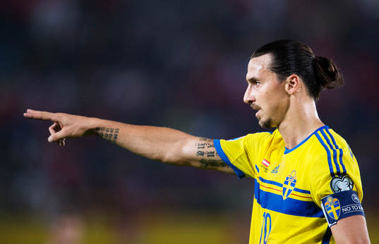 Sveriges Zlatan Ibrahimovic pekar med ena armen