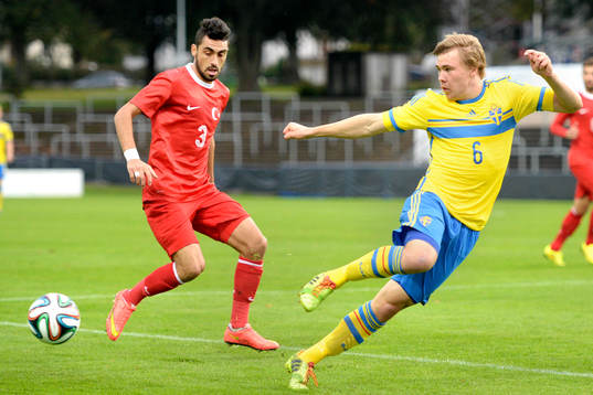 Sveriges Simon Tibbling  passar förbi Turkiets Ugur Ciftci