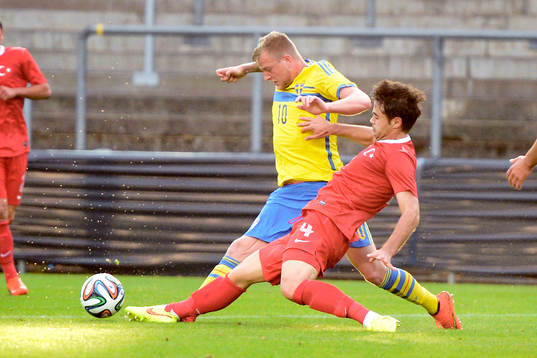 Sveriges John Guidetti i kamp om bollen med Turkiets Ahmet