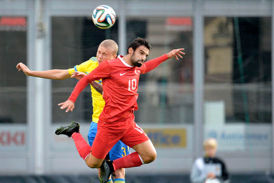 Sveriges Sebastian Holmén och Turkiets Muhammet Demir i