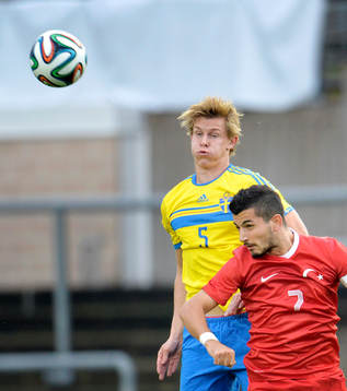 Sveriges Emil Krafth och Turkiets Emrah Bassan