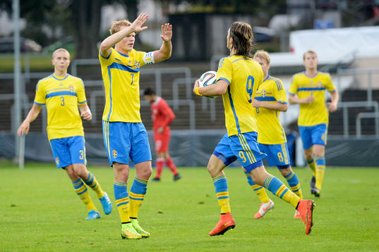 Sveriges Oscar Hiljemark jublar med Kristoffer Olsson som