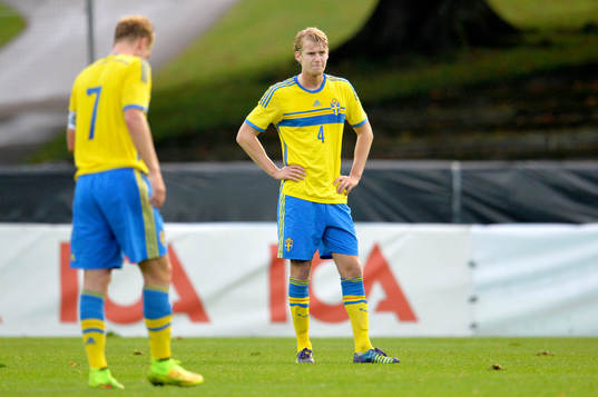 Sveriges Filip Helander (th) deppar