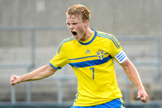 Sveriges Oscar Hiljemark jublar Kristoffer Olsson styrt in