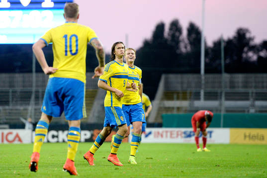 Sveriges Kristoffer Olsson firar han gjort 2-1 mot John