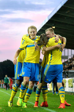 Sveriges Oscar Hiljemark och John Guidetti kramar om
