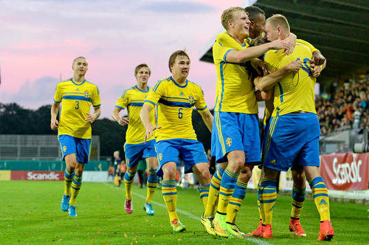 Sveriges Oscar Hiljemark och John Guidetti kramar om