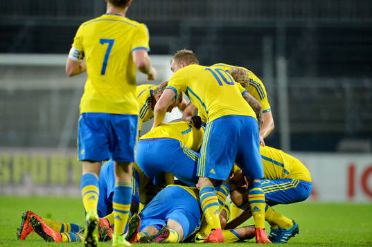 Sveriges spelare lägger sig på en hög över Sveriges