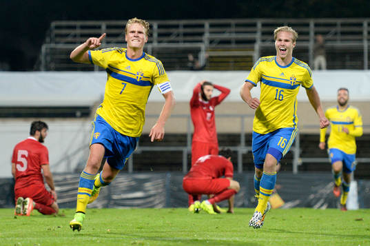 Sveriges Oscar Hiljemark jublar med Gustav Engvall