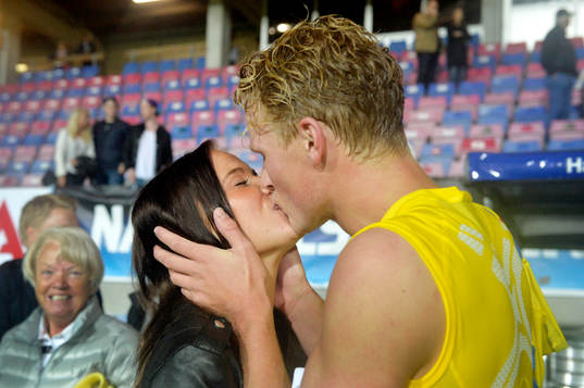Sveriges Oscar Hiljemark kysser sin flickvän