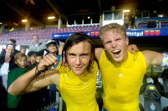 Sveriges Oscar Hiljemark och Kristoffer Olsson jublar