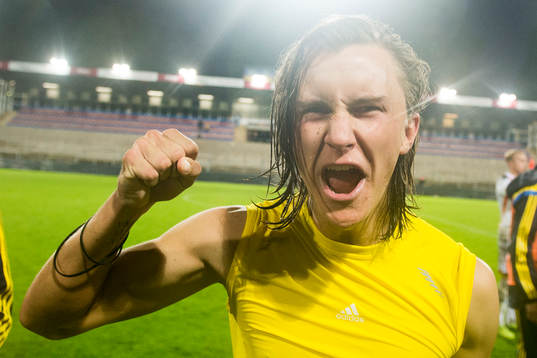 Sveriges Kristoffer Olsson som gjorde hattrick jublar