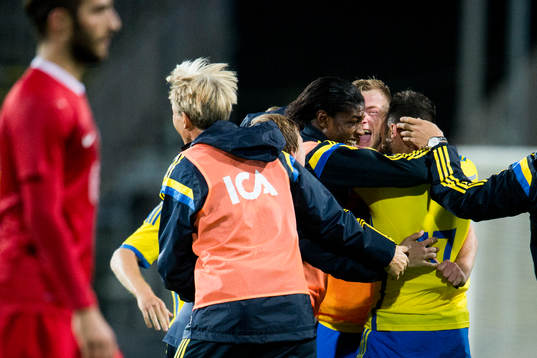 Sveriges spelare med John Guidetti (m) jublar