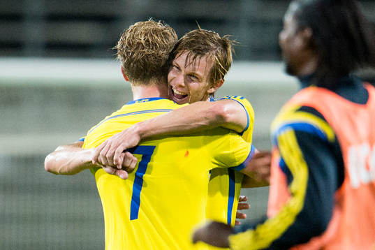 Sveriges Oscar Hiljemark jublar med Emil Krafth