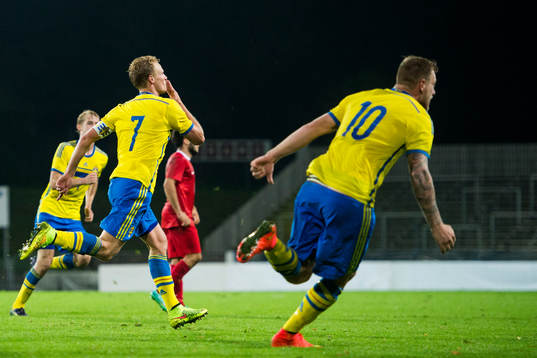 Sveriges Oscar Hiljemark (m) jublar