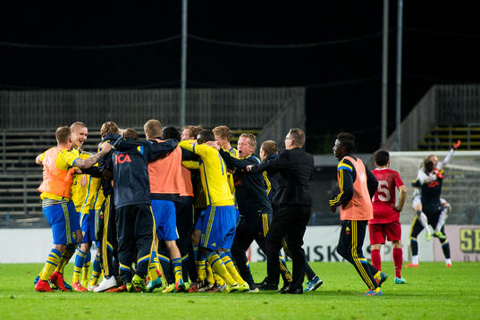 Sveriges spelare och ledare jublar